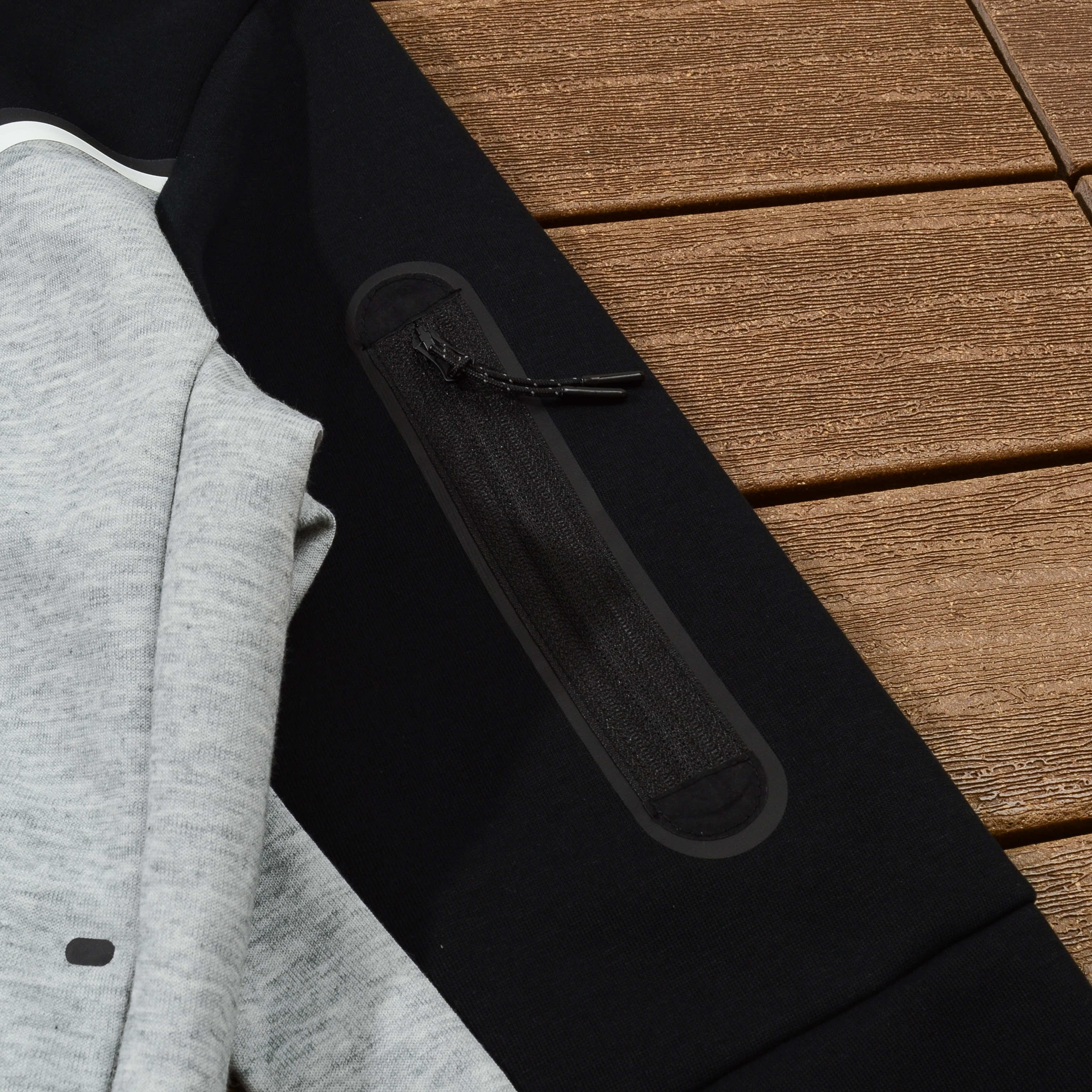 Nike Tech Negro-Gris Oscuro